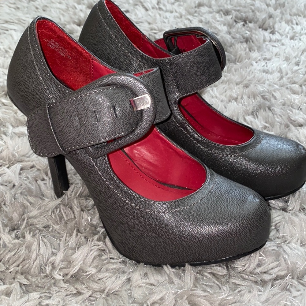 GRAY MADELINE skinny high heels SIZE 5.5